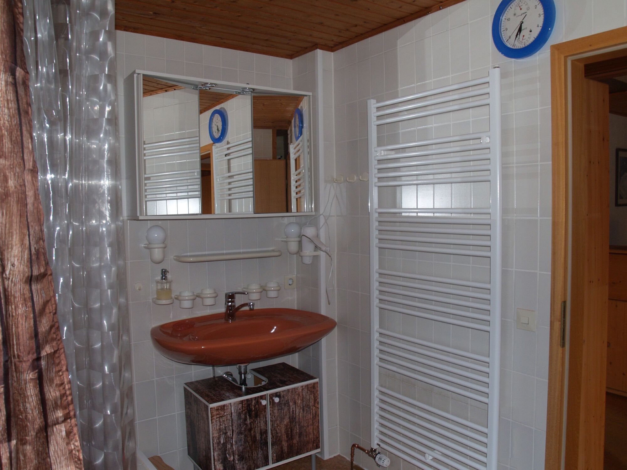 Bad mit WC Badewanne und Dusche darin im OG