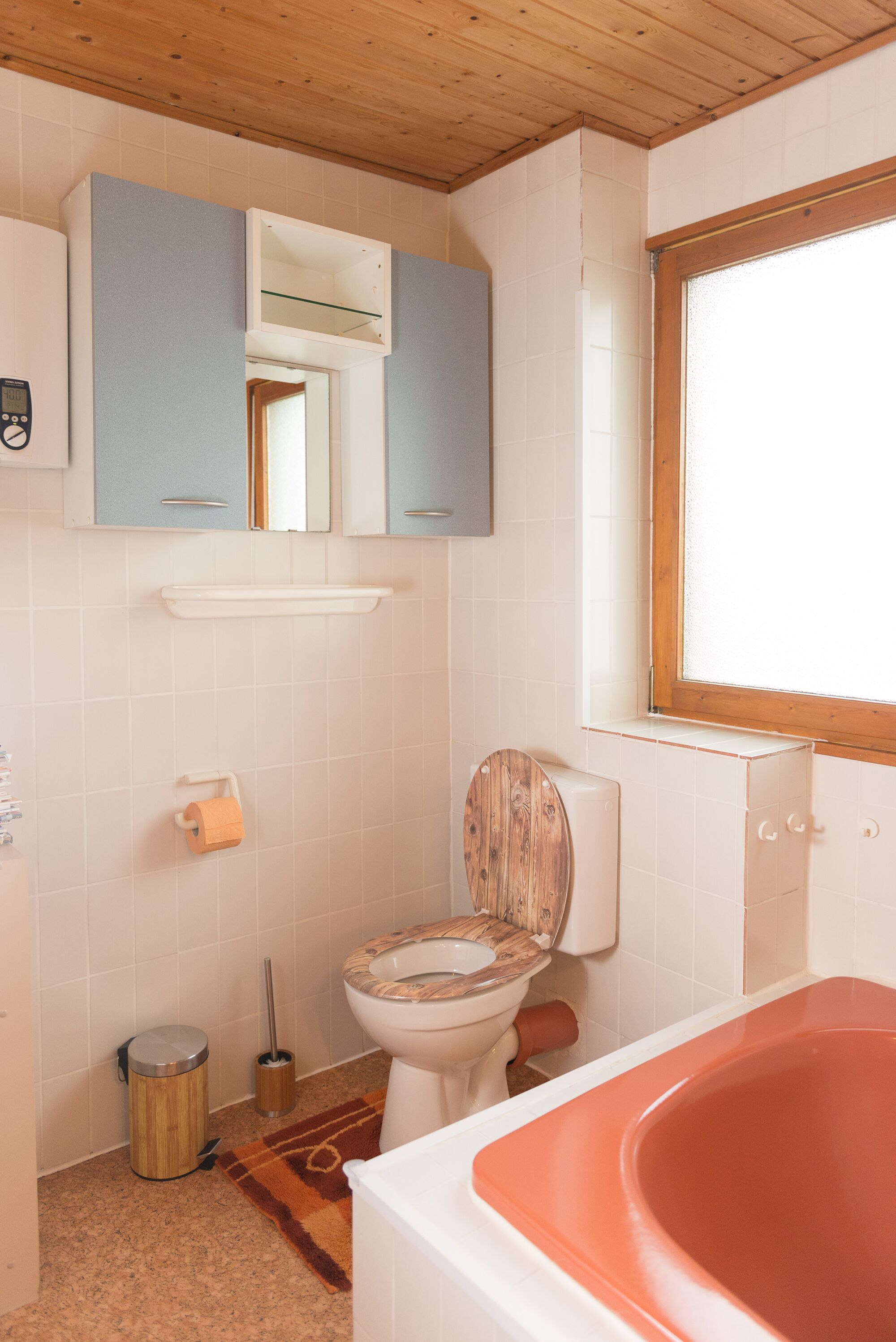 Bad mit WC Badewanne und Dusche darin im OG