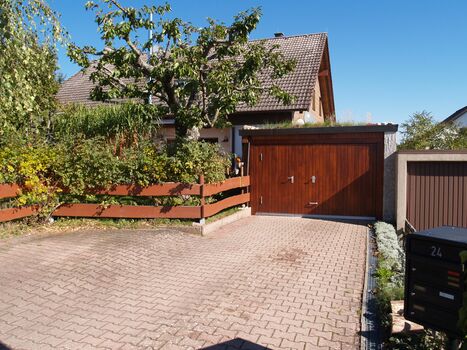 Einfahrt mit zwei Stellplätzen (+Garage)