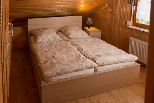 Schlafzimmer Doppelbett im OG