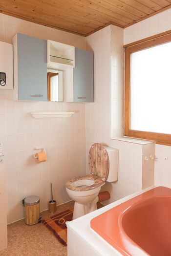 Bad mit WC Badewanne und Dusche darin im OG