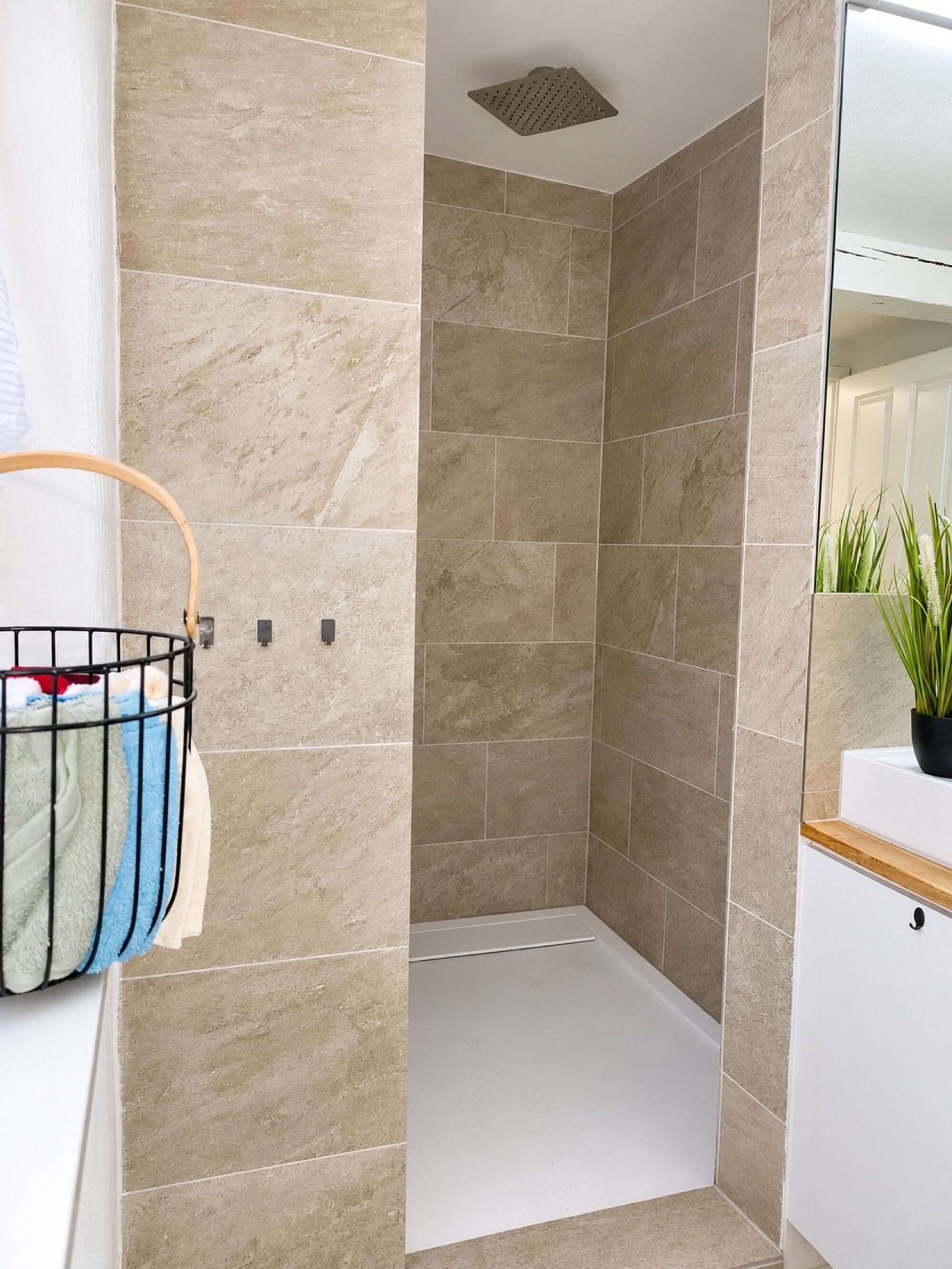 1. OG — Dusche / Shower