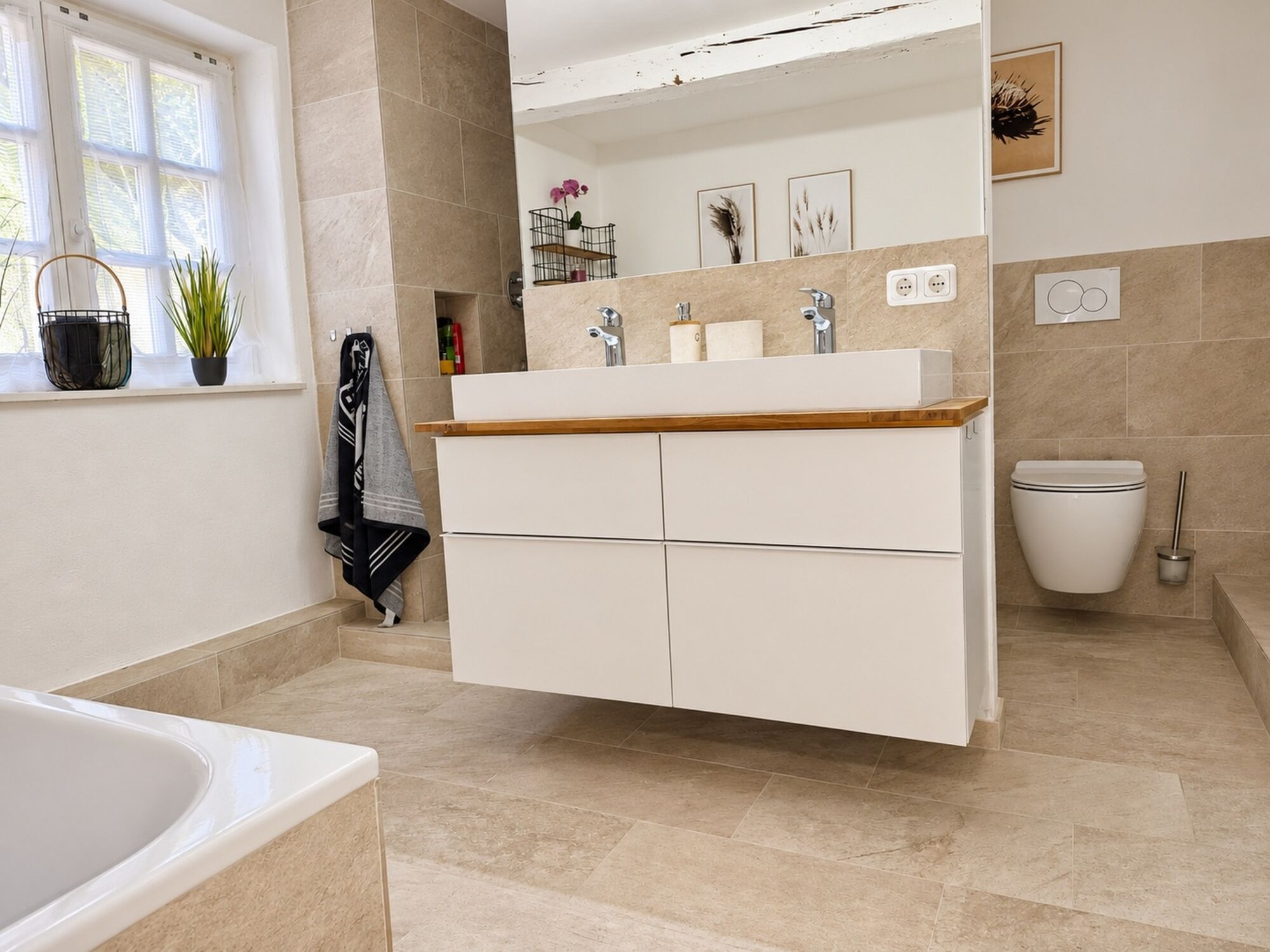 1. OG — Waschbecken und WC / Basin and toilet
