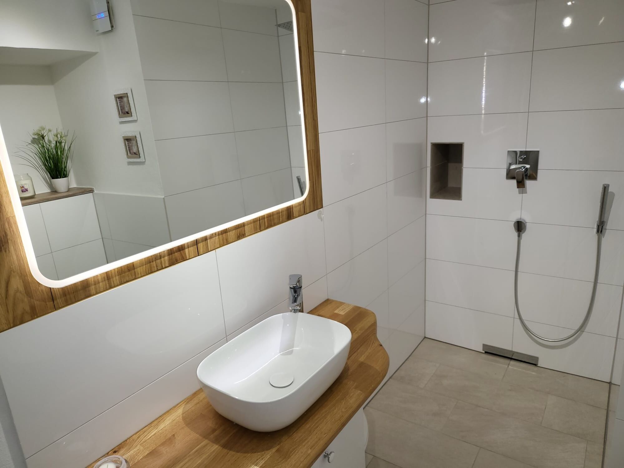 EG — Waschbecken und Dusche / Basin and shower