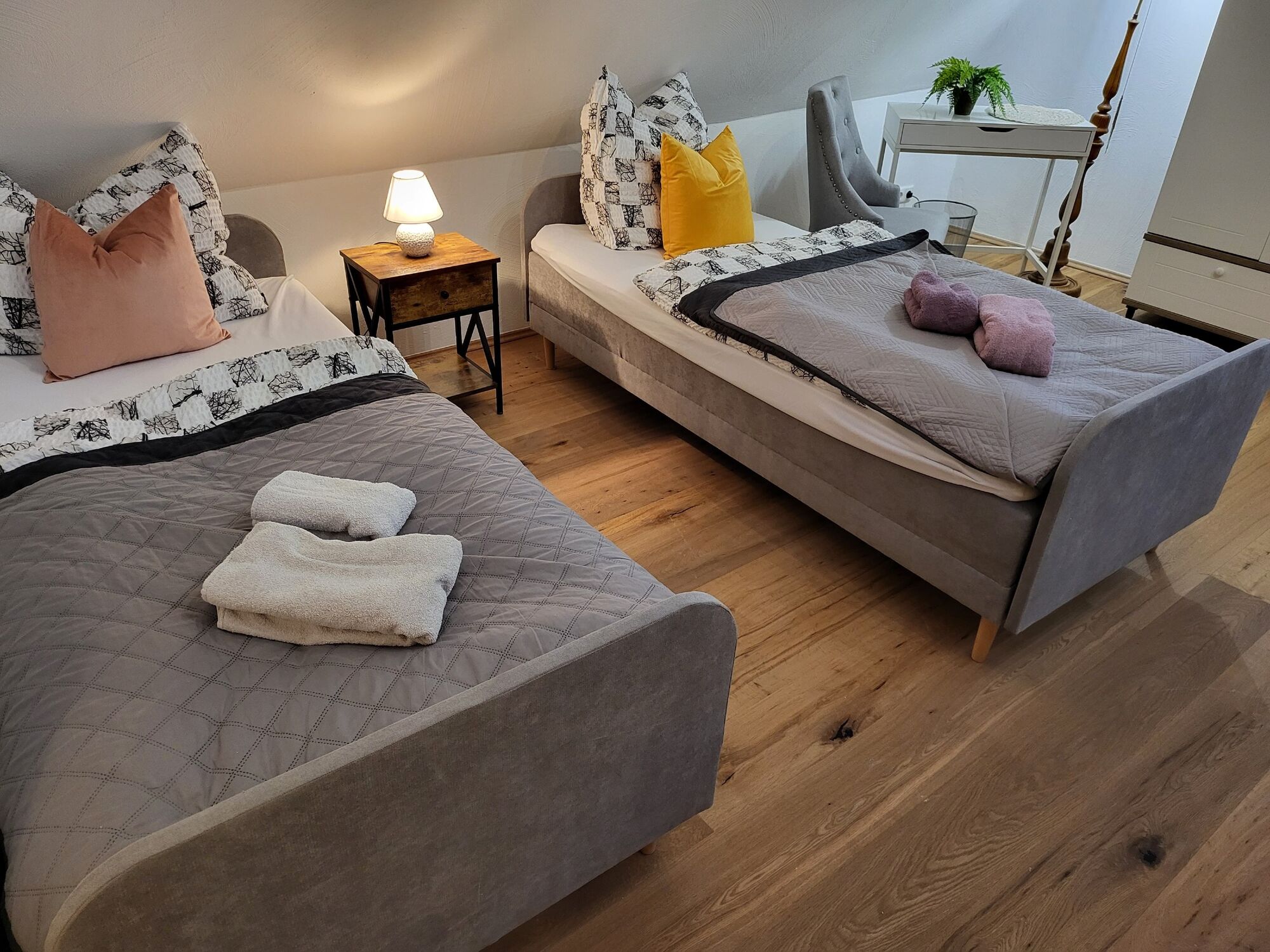 DG — Schlafplätze und Arbeitsbereich / Beds and workspace