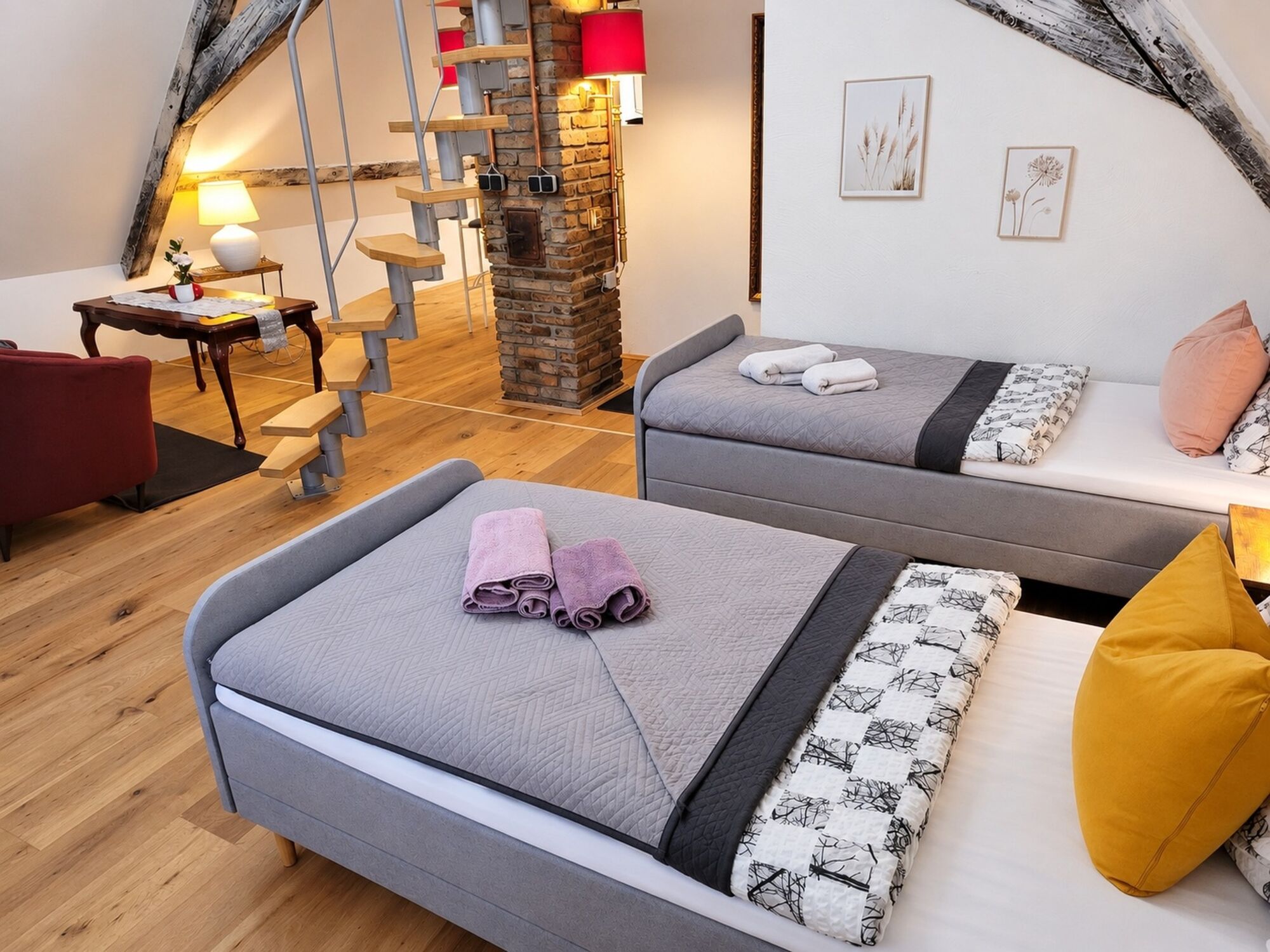 DG — Schlafbereich mit Treppe / Sleeping area with stairs