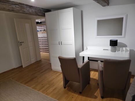EG — Zimmer mit Schreibtisch / Room with desk