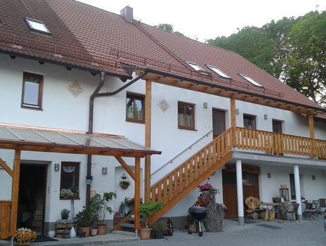 Voll ausgestattete Wohnung in ruhiger Lage / Dachgeschoss Bild 1