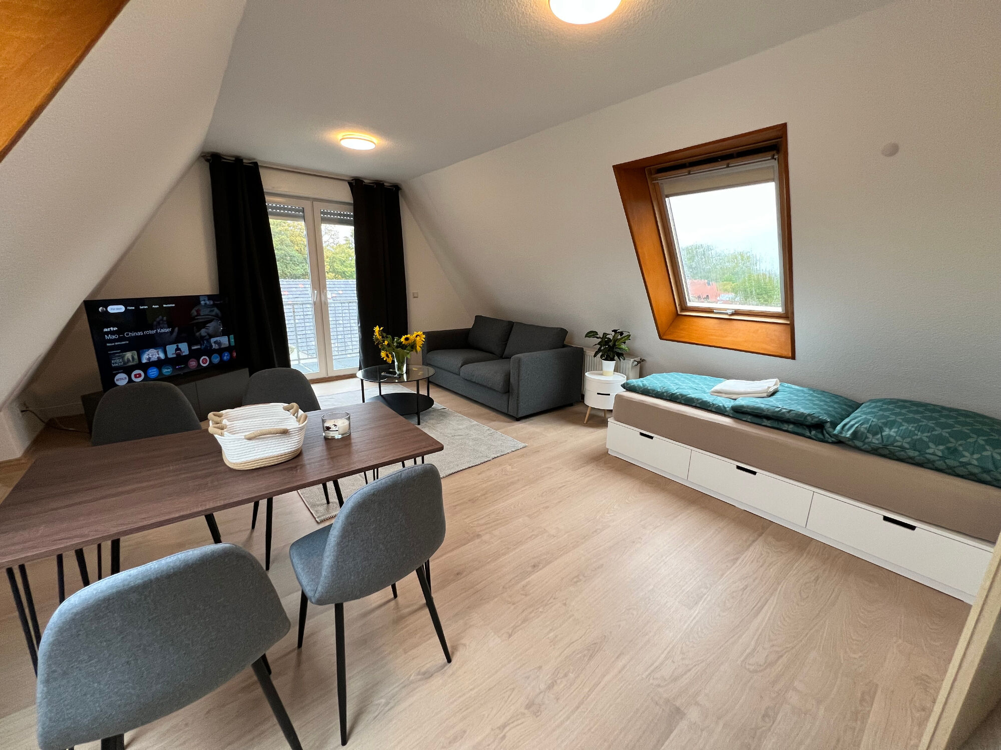 Helles großes Zimmer mit Essplatz