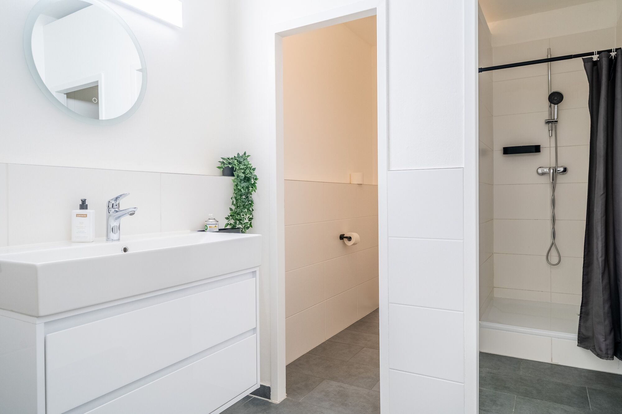 Gemeinschaftsbad mit Dusche und WC