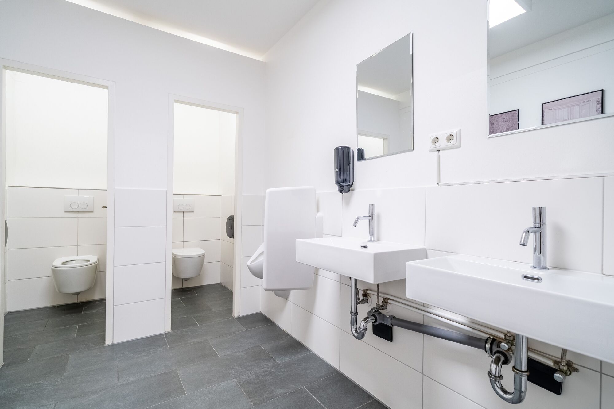 Gemeinschaftsbad mit 2 WCs, 1 Pissoir, 2 Waschbecken