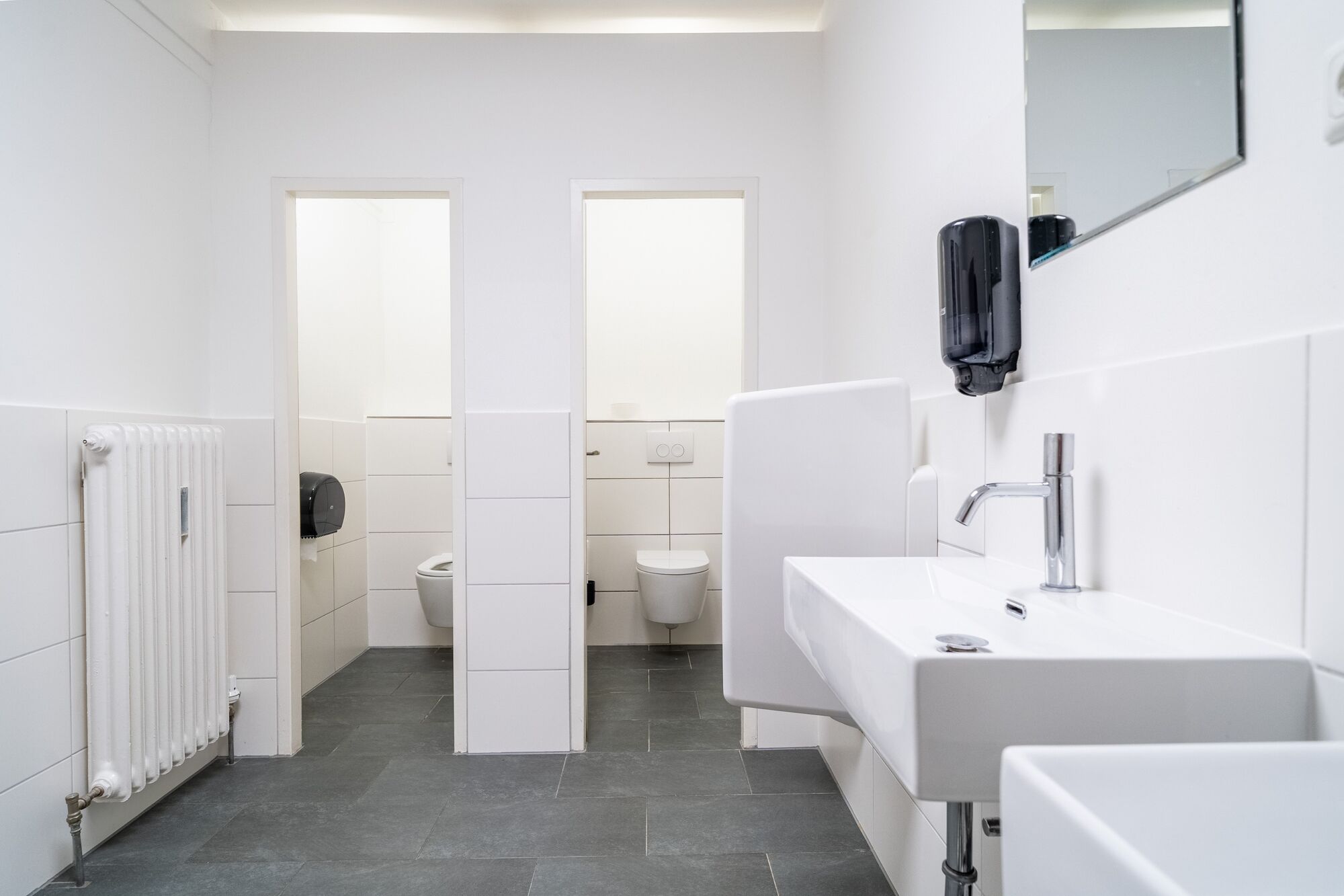 Gemeinschaftsbad mit 2 WCs, 1 Pissoir, 2 Waschbecken