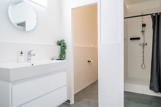 Bad mit Dusche und WC