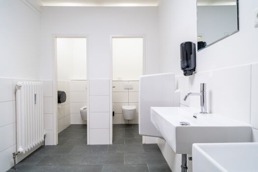 Gemeinschaftsbad mit 2 WCs, 1 Pissoir, 2 Waschbecken