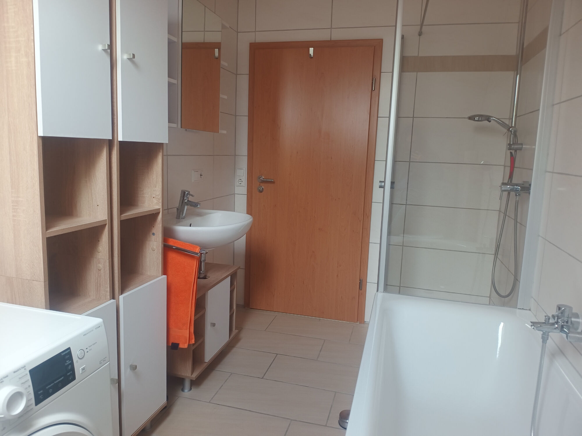 Badezimmer mit Dusche und Badewanne