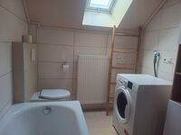 Badezimmer mit Toilette und Waschtrockner