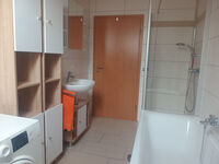 Badezimmer mit Dusche und Badewanne