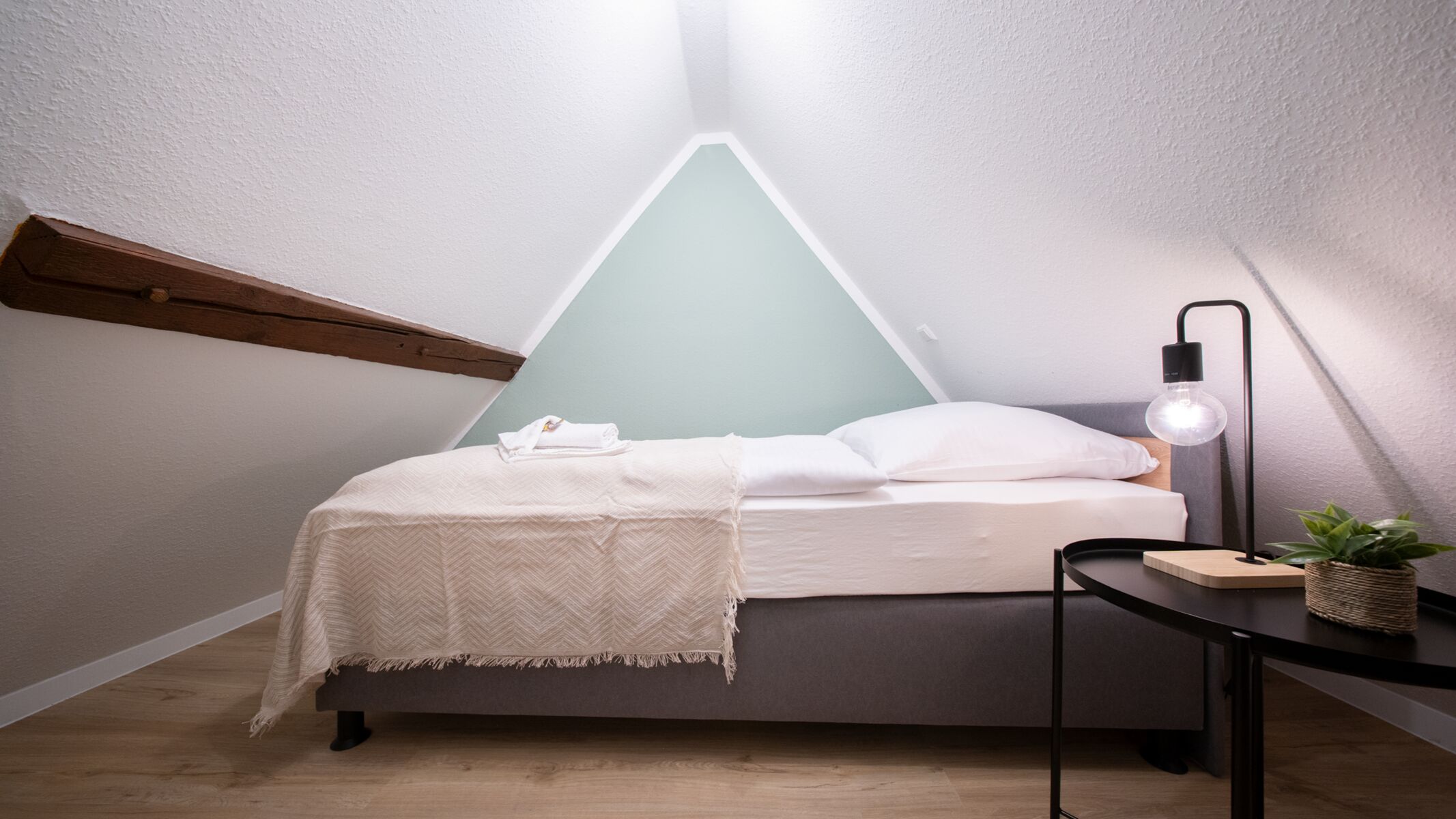 Einzelbett im Dachgeschoss