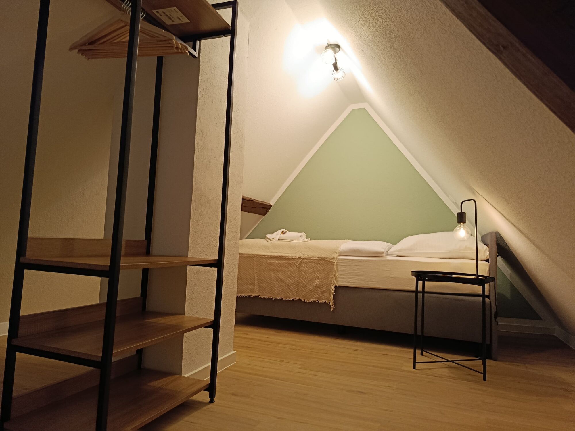 Kleines Schlafzimmer im DG