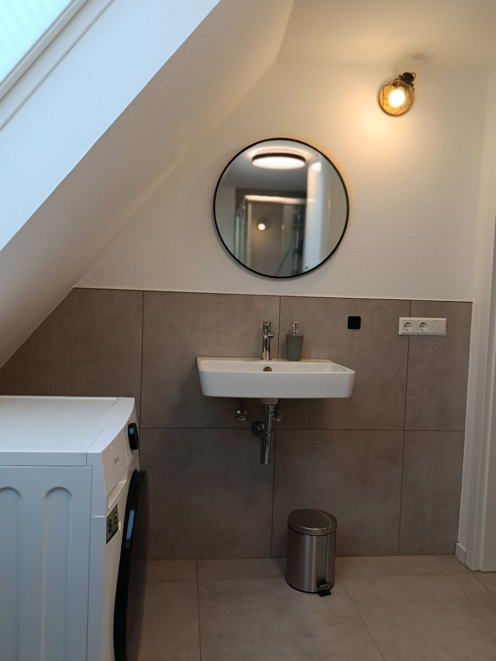 Waschbecken mit Waschtrockner