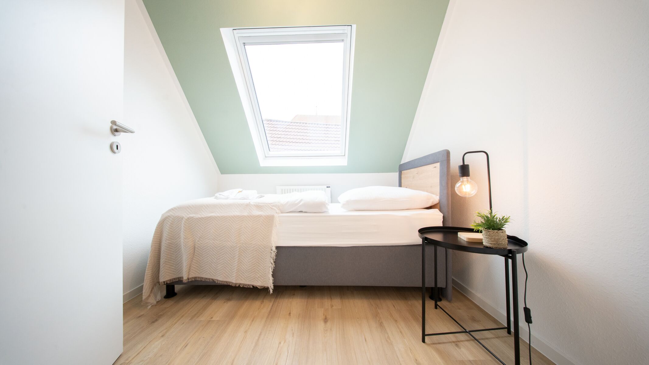 Einzelbett in kleinem Schlafzimmer