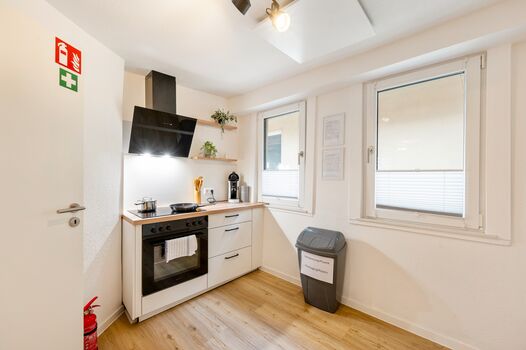 Herd mit Backofen und Kochzubehör