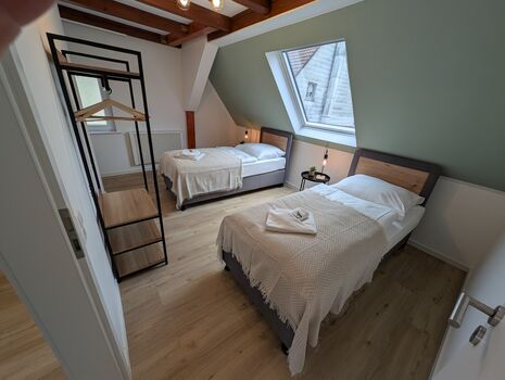 Doppelzimmer mit Einzelbetten aus anderer Sicht