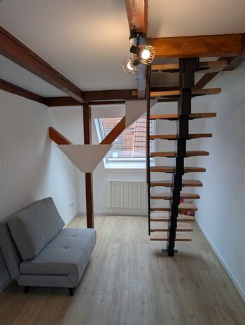 Schlafsessel und Treppe zum DG