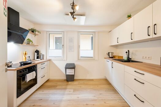 Große, vollausgestattete Küche