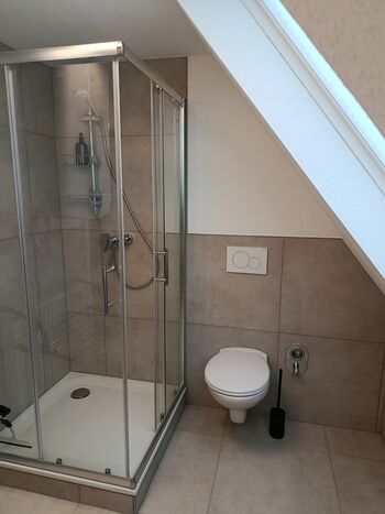 Dusche und Toilette