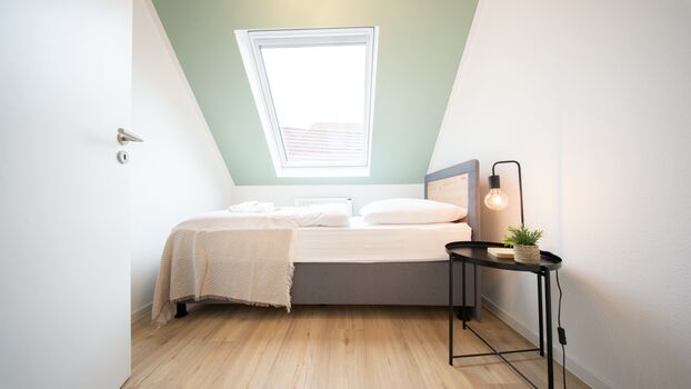 Einzelbett in kleinem Schlafzimmer