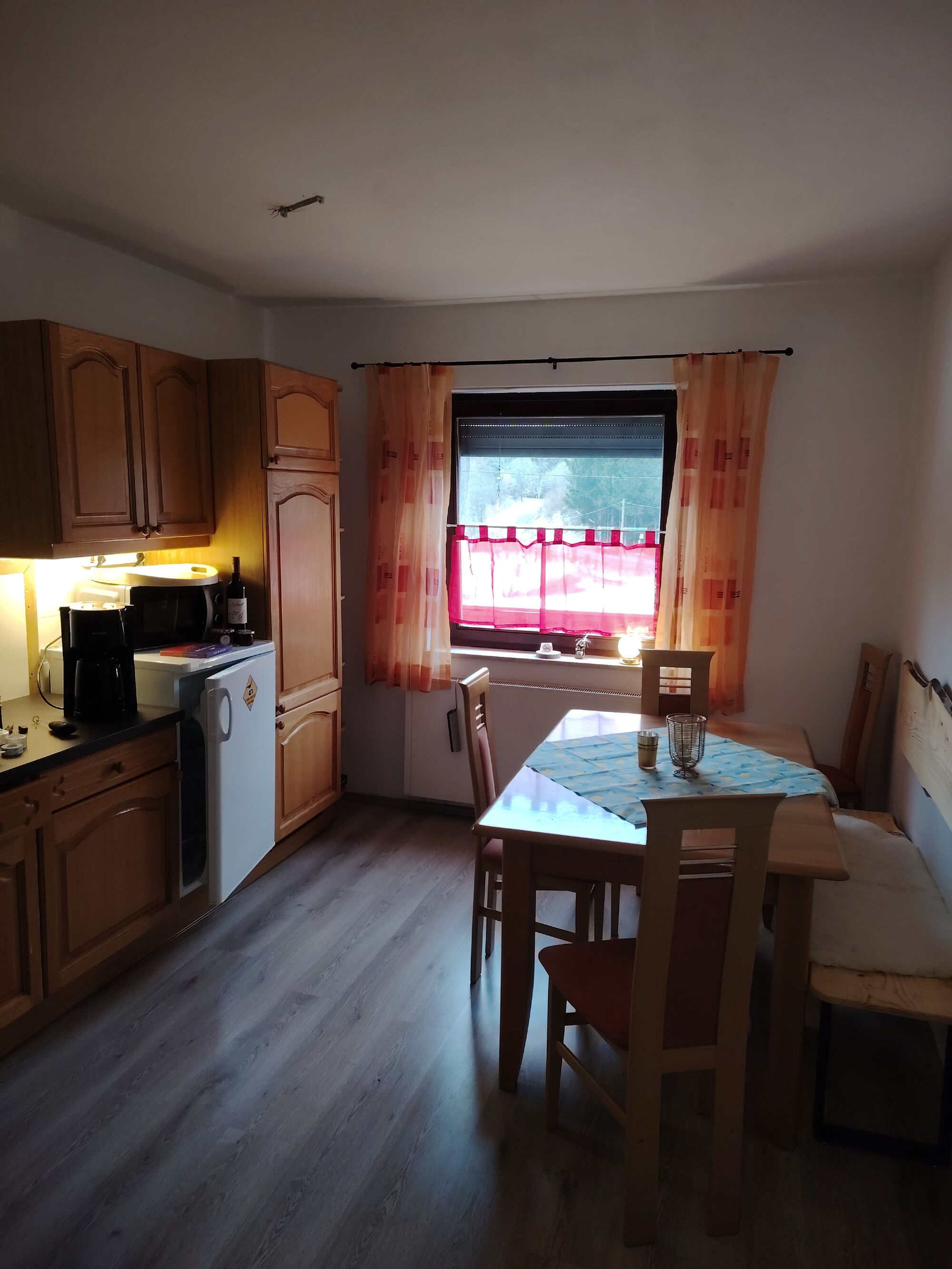 Voll ausgestattete Küche. Bei Bezug bestückt mit Kaffee, Tee, Kaffeesahne, Zucker, Gewürze, Essig, Öl, Eier, Nudeln, Marmelade 