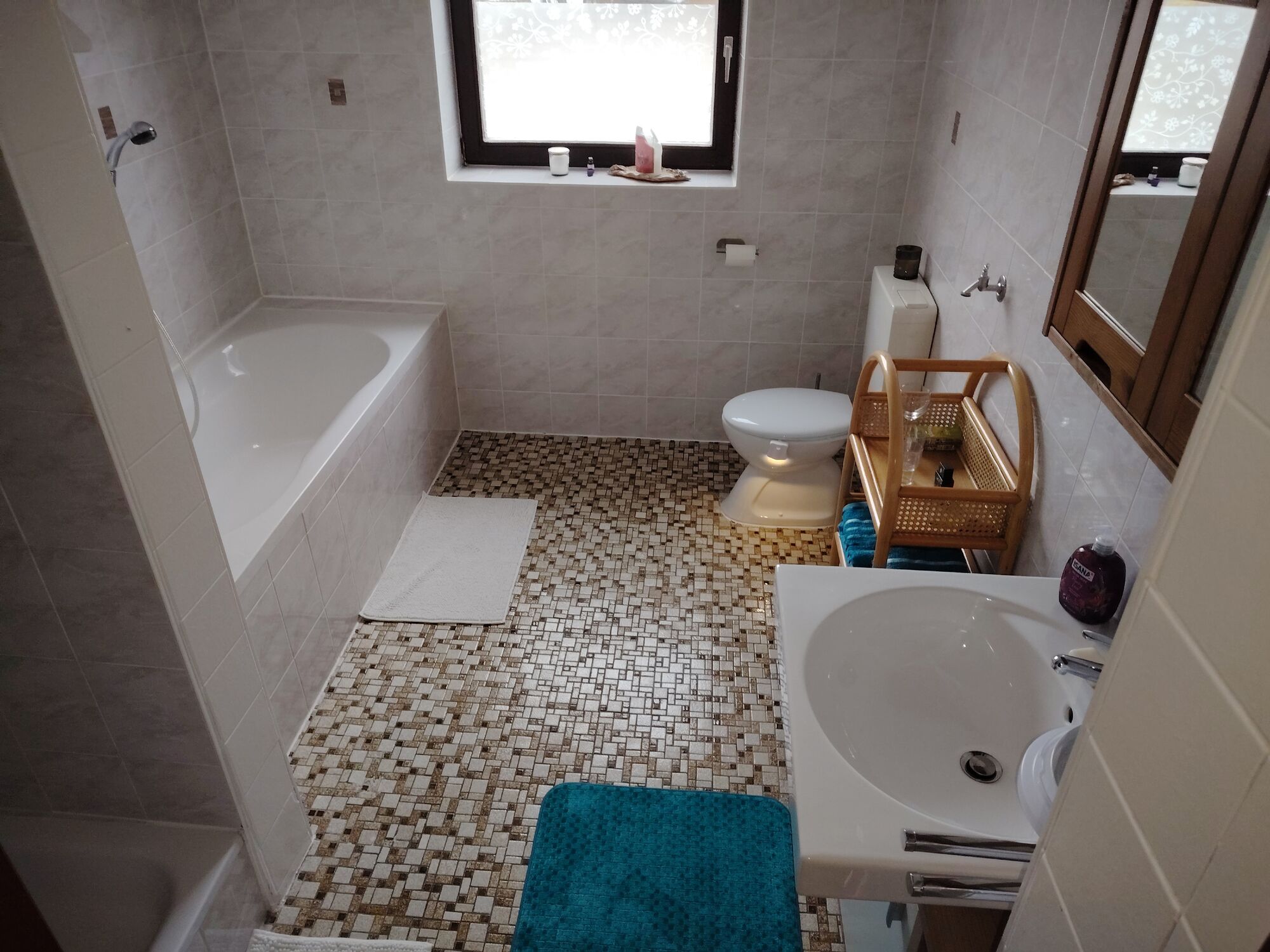 Bad mit Dusche und Badewanne 