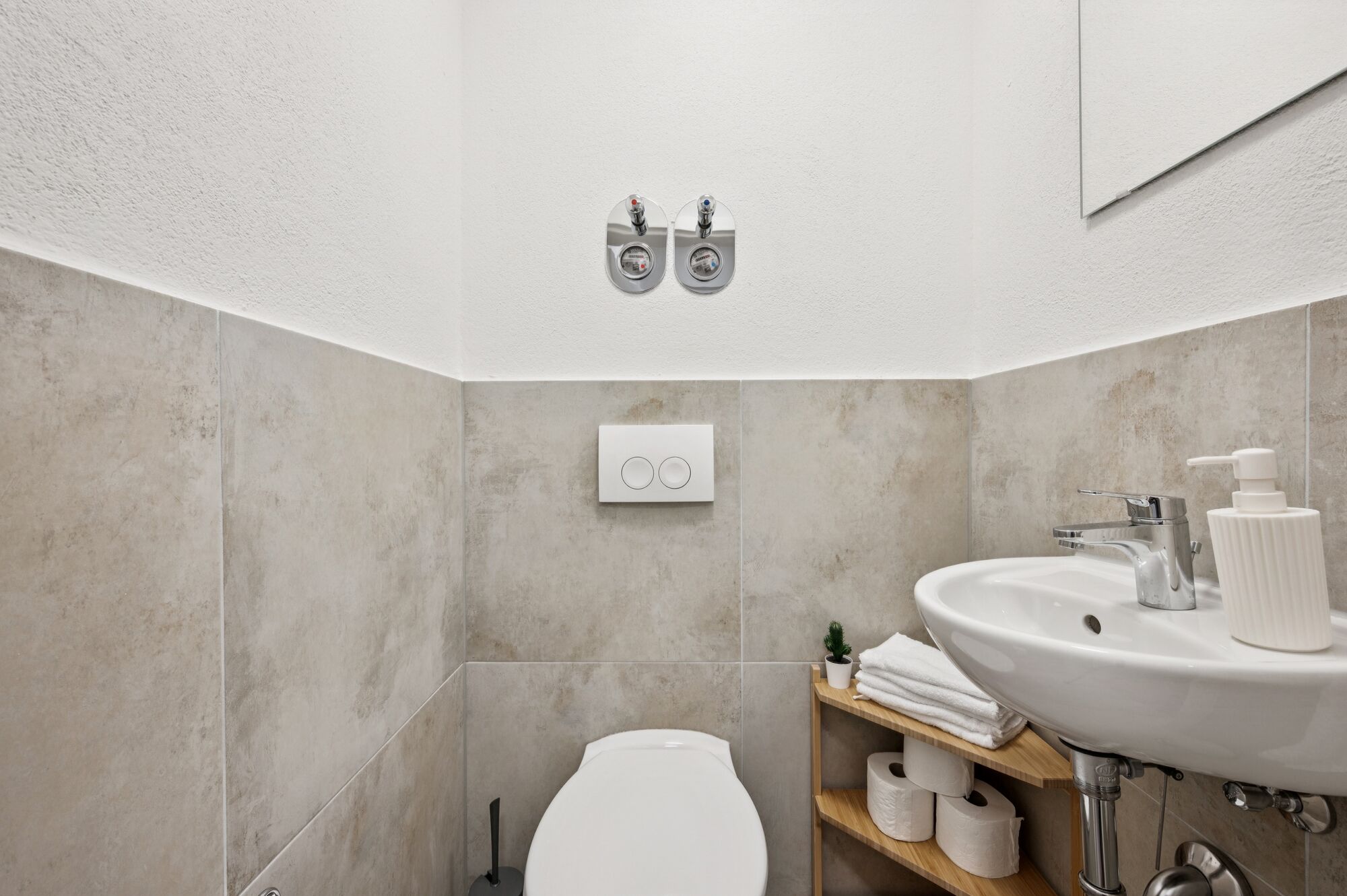 Separate Toilette für zusätzlichen Komfort und Privatsphäre.