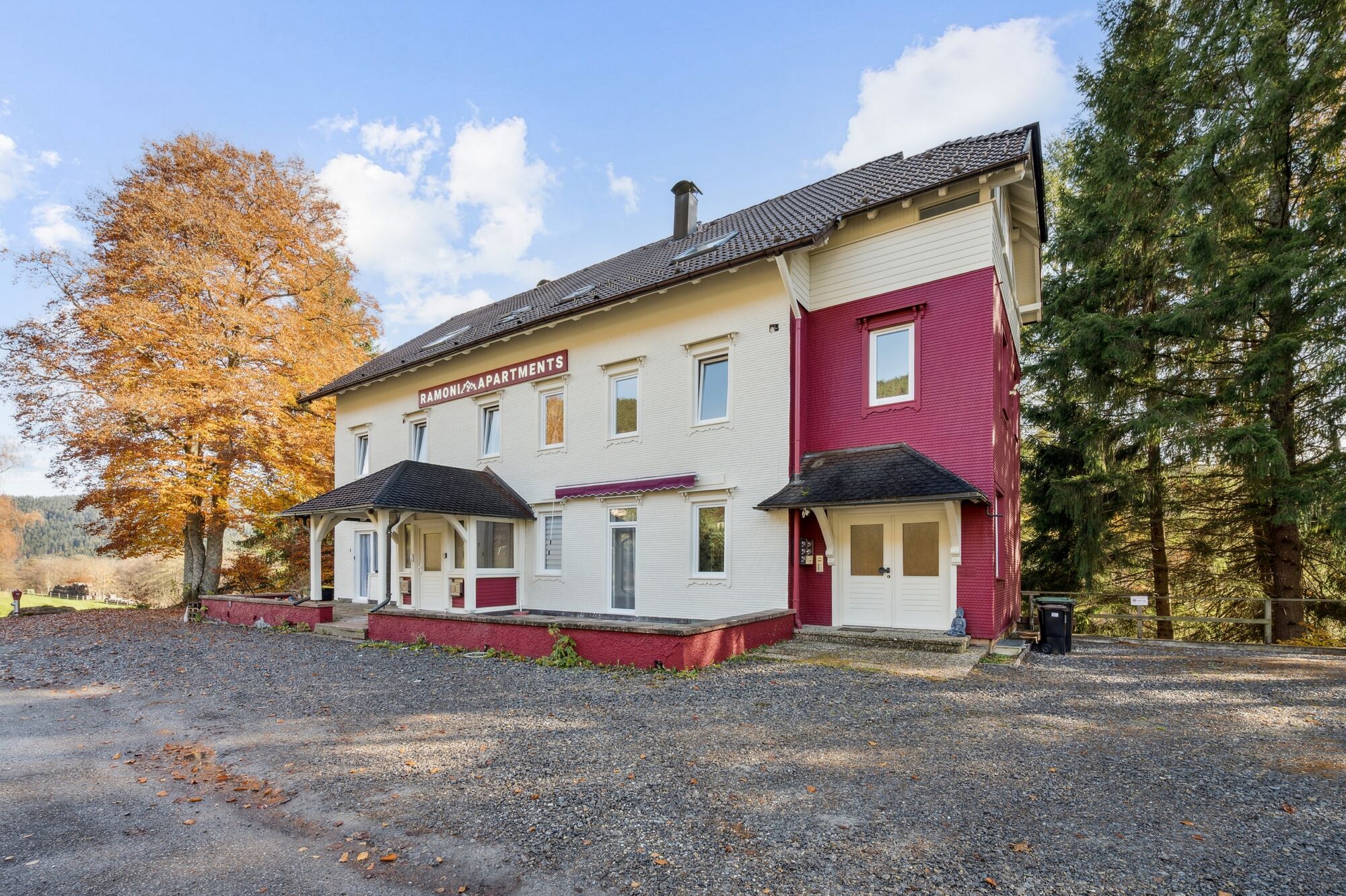 Wunderschön gelegenes Apartmenthaus im Grünen, umgeben von Bäumen und Natur, ideal für einen erholsamen Aufenthalt.