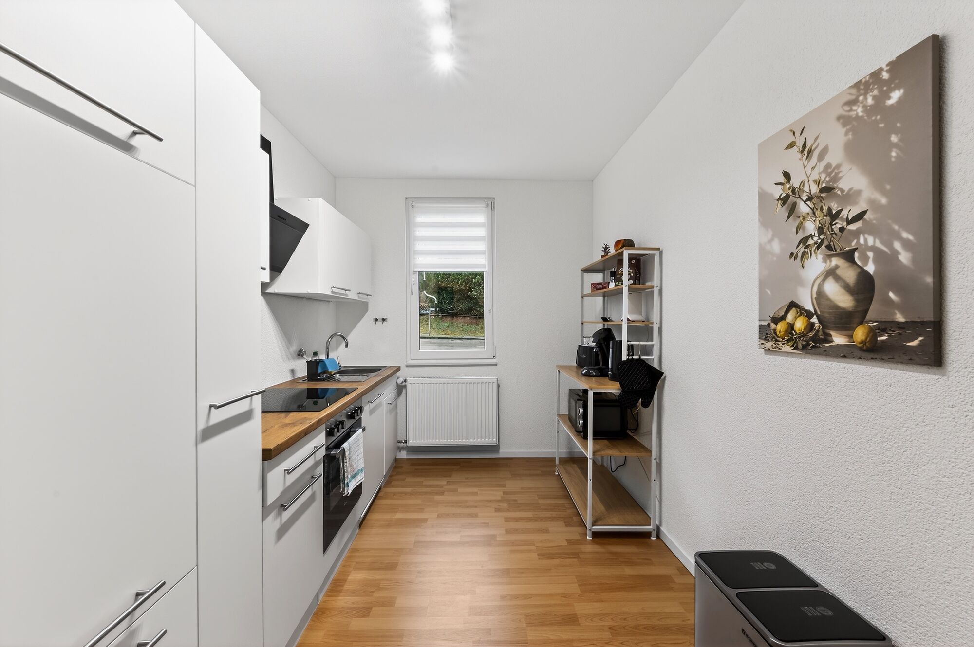 Wohnung 1: Große, voll ausgestattete Küche mit Herd, Backofen, Mikrowelle und viel Platz zum Kochen.