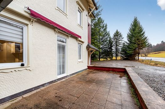 Große Terrasse zum Entspannen nach der Arbeit – Rauchen im Außenbereich möglich.