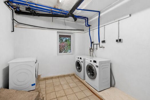 Waschraum im Keller mit Waschmaschine und Trockner – praktisch für längere Aufenthalte.