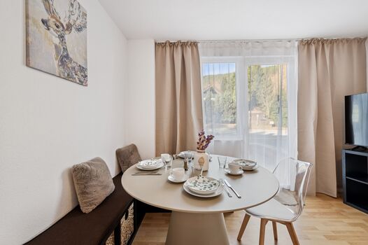 Moderner Esstisch mit gemütlicher Sitzbank und Stühlen – bietet ausreichend Platz für bis zu 6 Personen.