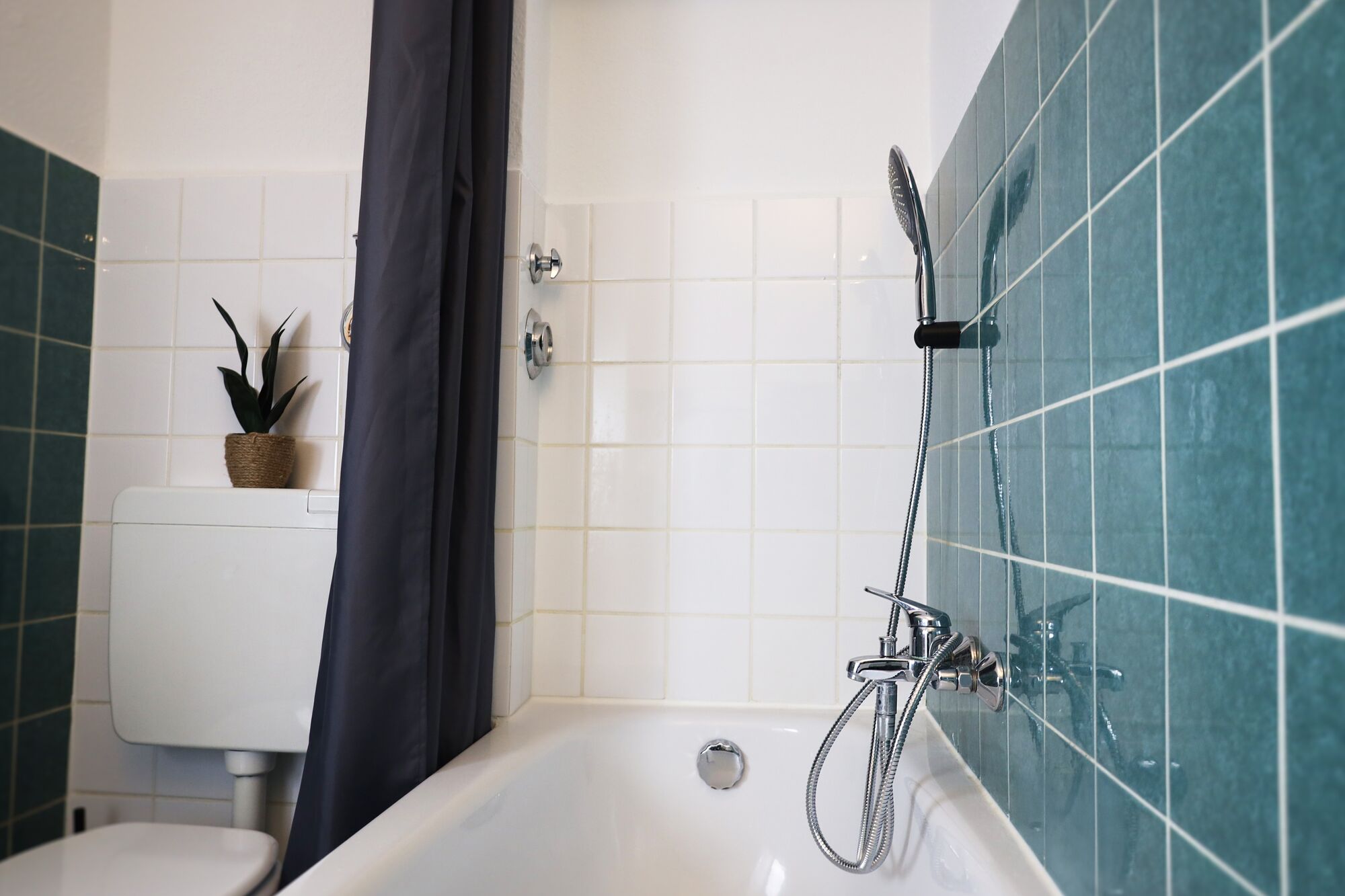 Badewanne mit Dusche Badewanne mit Duschfunktion, Handbrause und Duschvorhang.