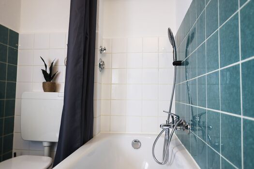 Badewanne mit Dusche Badewanne mit Duschfunktion, Handbrause und Duschvorhang.