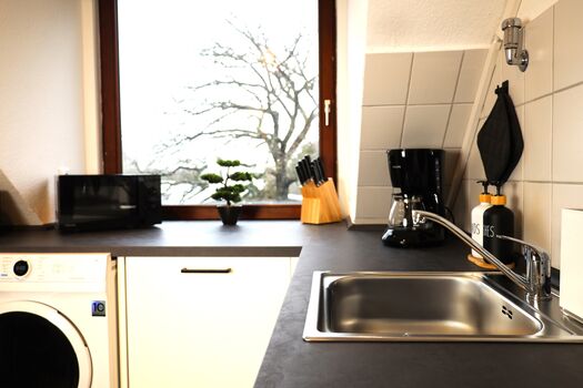 Funktionale Küche mit Filterkaffeemaschine, Mikrowelle, waschtrockner, Toaster