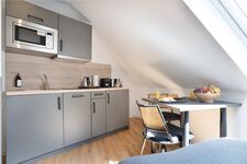 Modern eingerichtete Studios mit voll ausgestatteter Küche Bild 2