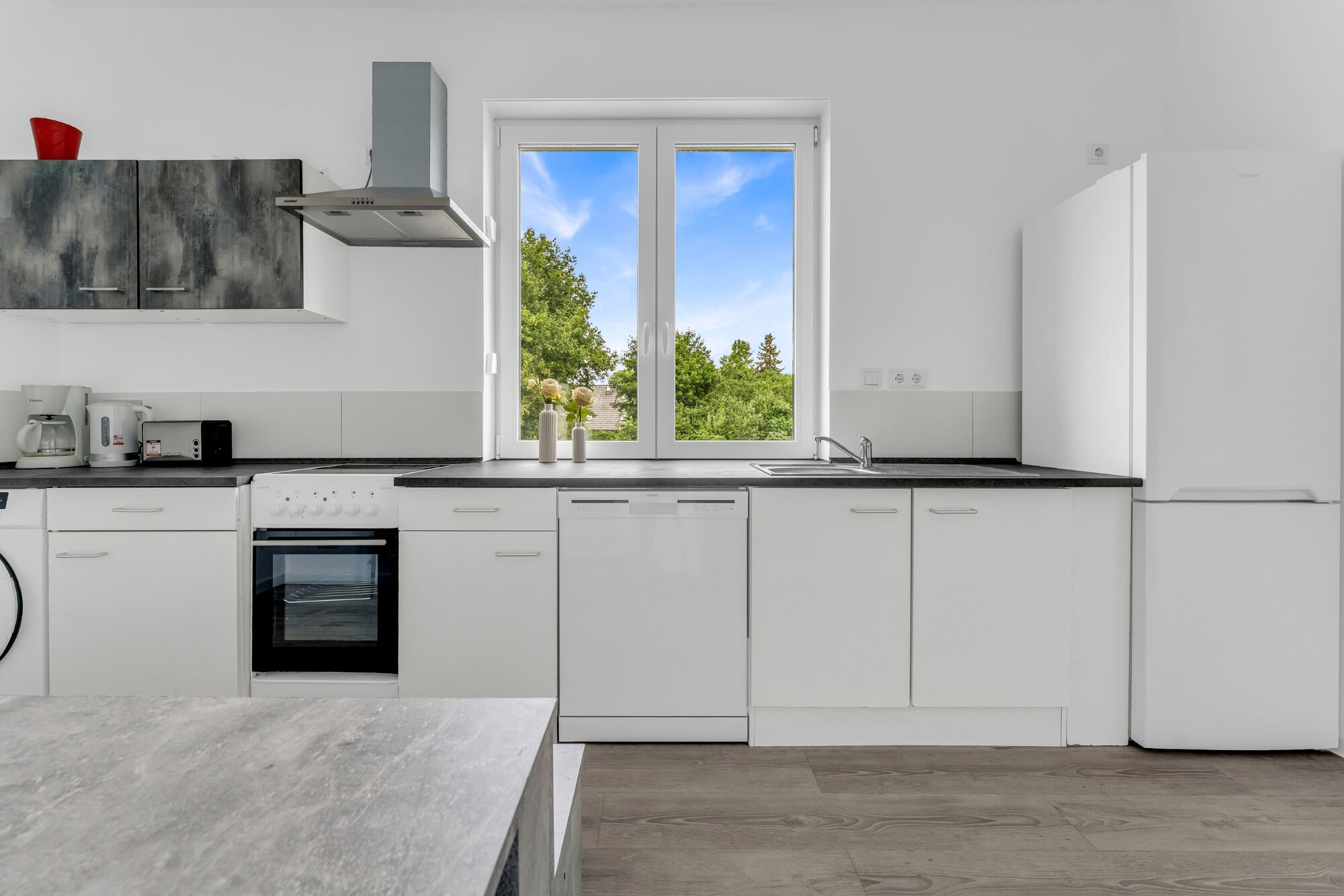 Voll ausgestattete Einbauküche mit Kochutensilien