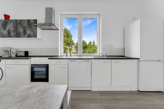 Voll ausgestattete Einbauküche mit Kochutensilien