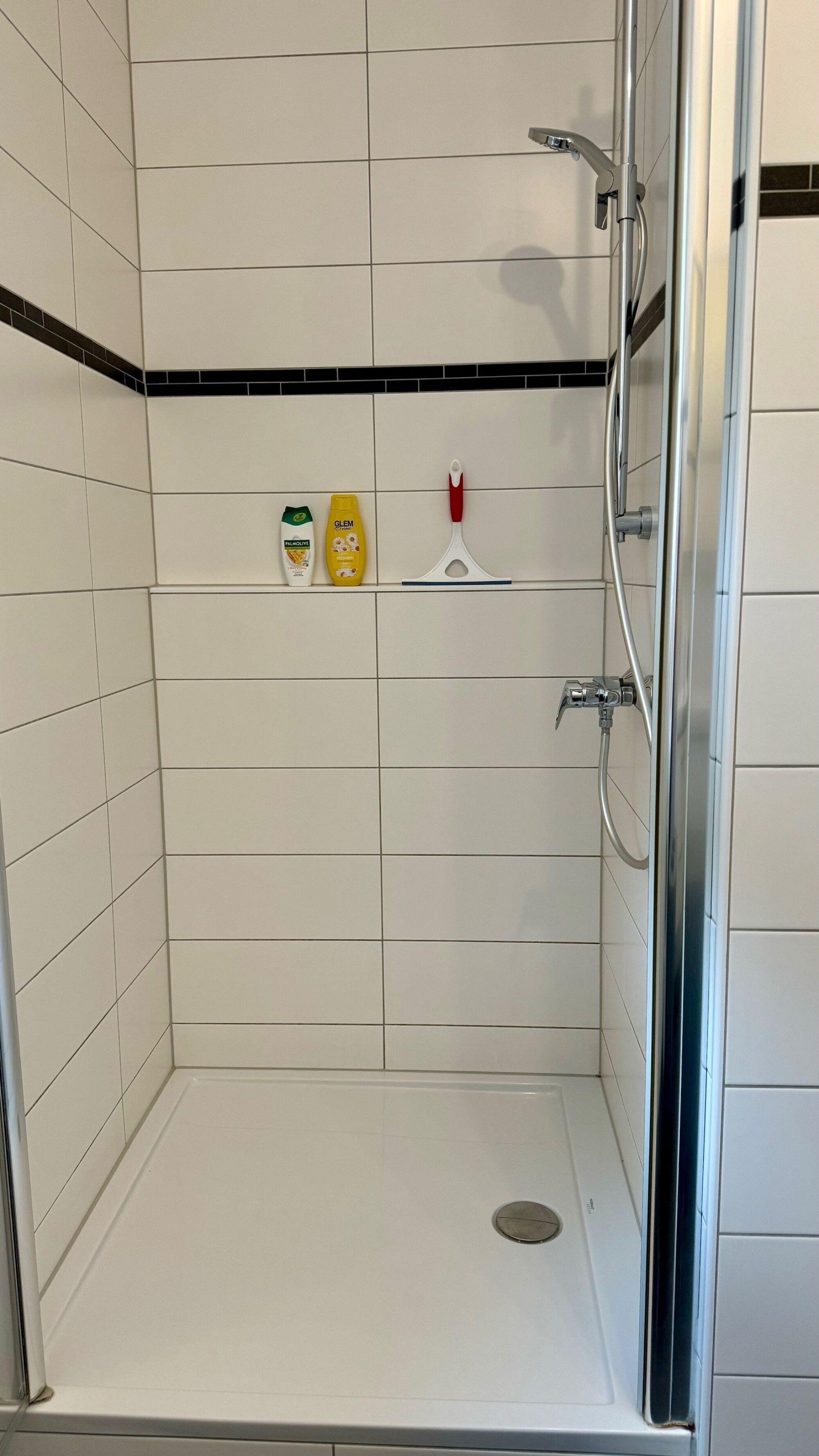 Große, einladende Dusche