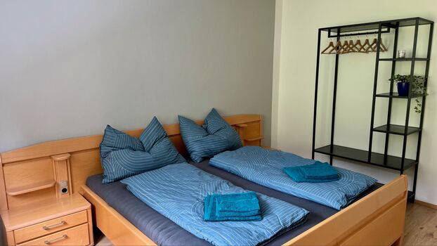 Großes Schlafzimmer mit Doppelbett und Einzelbett