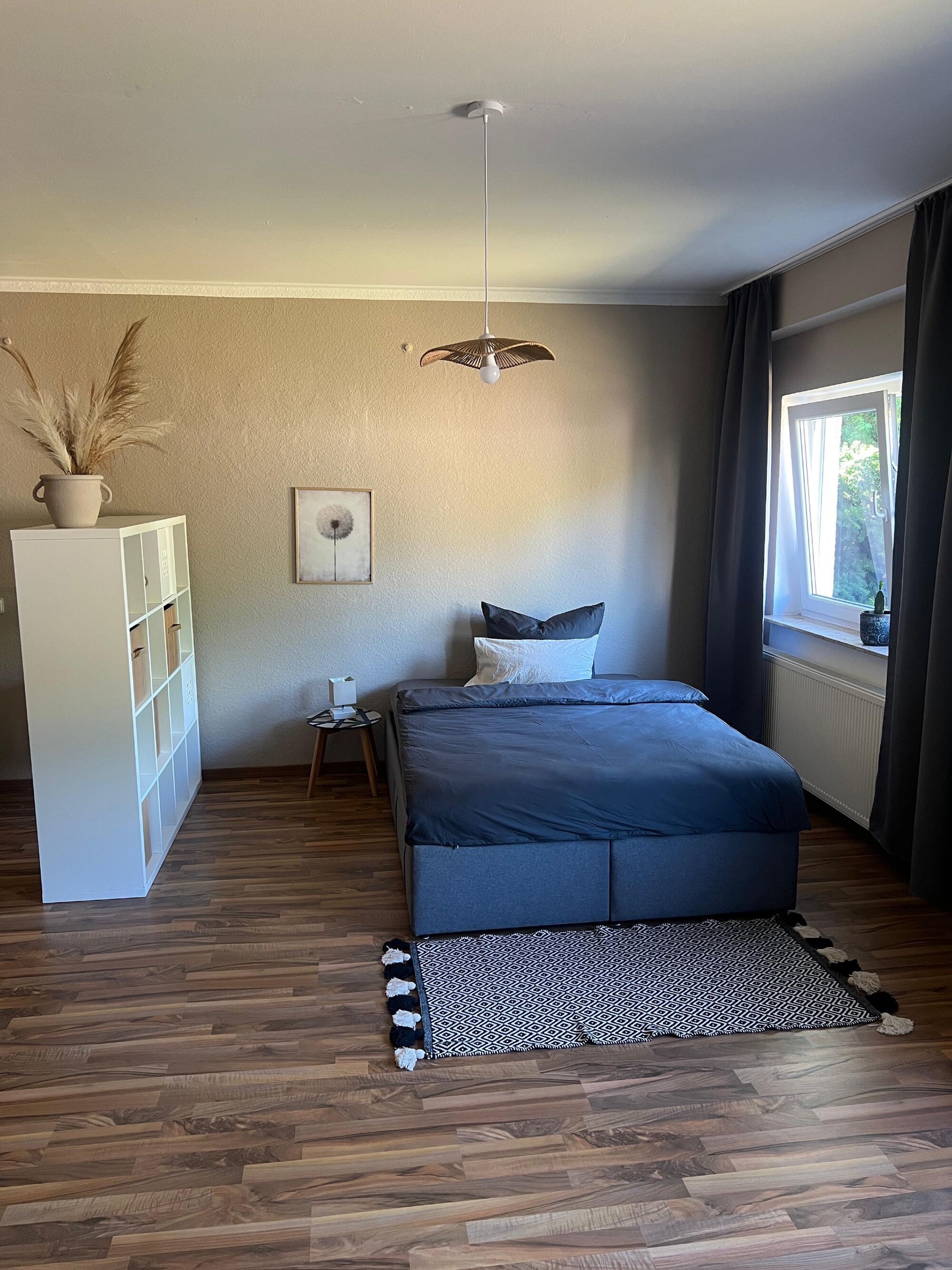 Geräumiges Schlafzimmer mit drei Betten, 1 Doppelbett 140/200 und 2 Einzelbetten 90/200, praktisch mit einem Sichtschutz getrennt