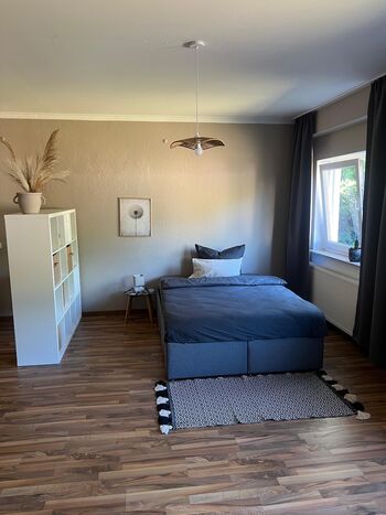 Geräumiges Schlafzimmer mit drei Betten, 1 Doppelbett 140/200 und 2 Einzelbetten 90/200, praktisch mit einem Sichtschutz getrennt