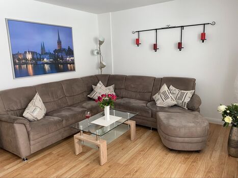 Gemütliches Wohnzimmer mit Wintergarten